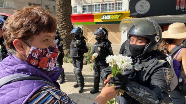 Video: Manifestantes regalan flores a mujeres policías que vigilan marcha