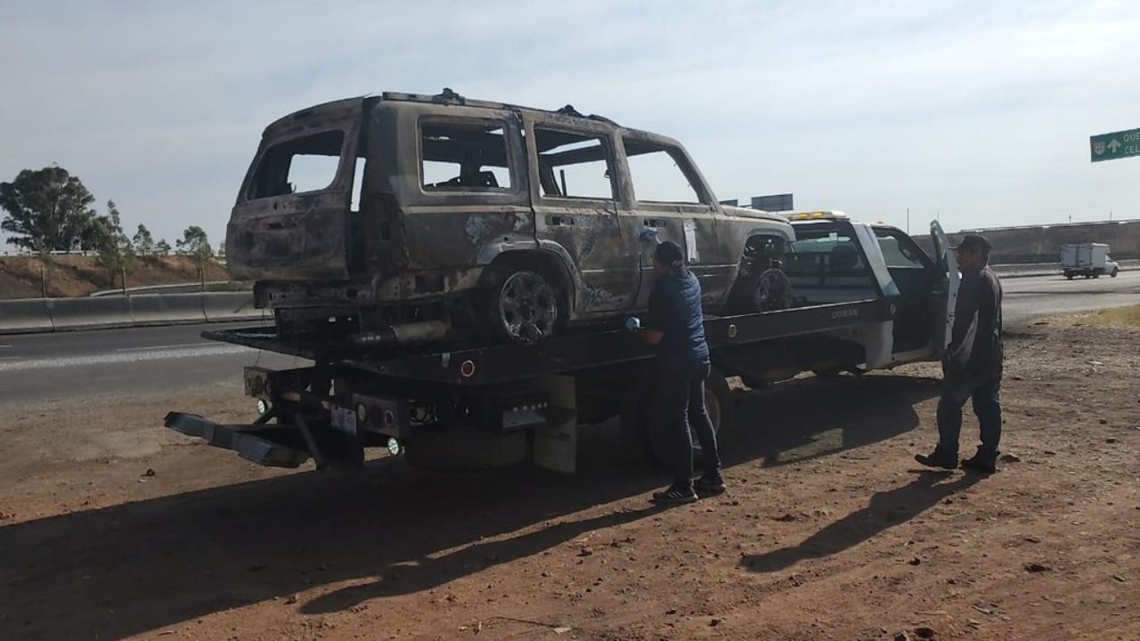 Encuentran camioneta con cinco cuerpos calcinados en Celaya