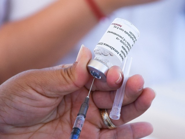 Se necesitará una cuarta dosis de la vacuna de covid-19, dice el CEO de Pfizer, pero la compañía trabaja en una versión contra todas las variantes