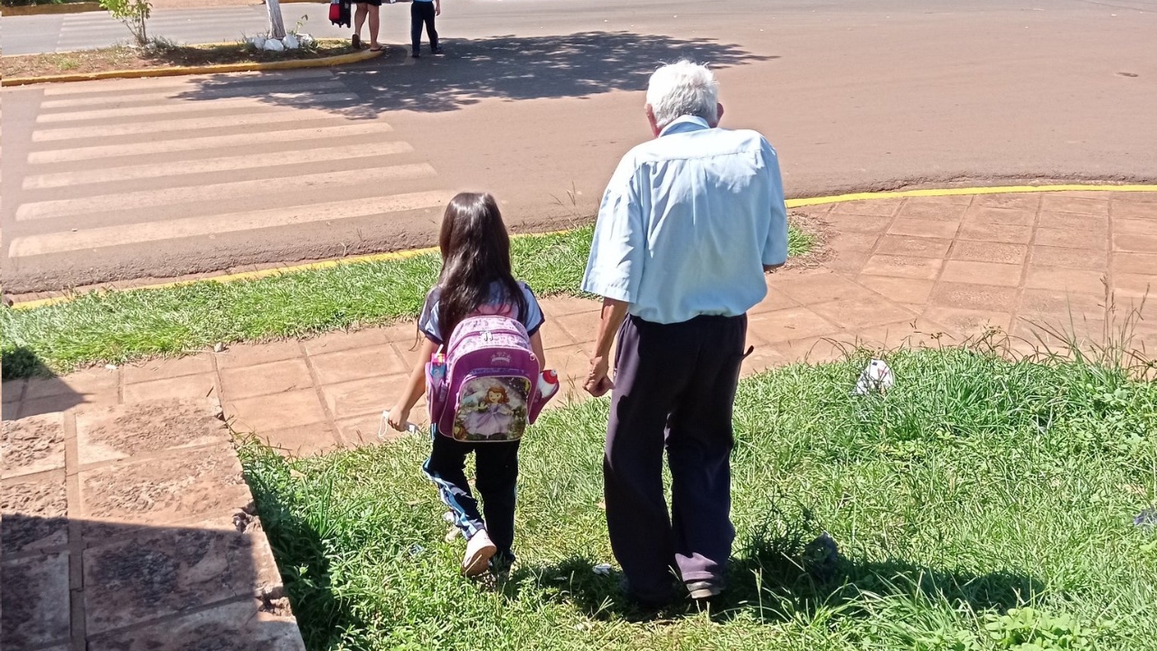 Ternura nivel: A sus 91 años, bisabuelito acompaña a su bisnieta a la escuela