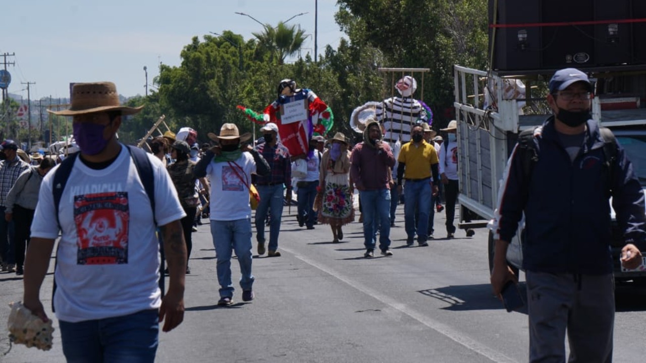 Lanzan cohetones a la FGE Michoacán encapuchados exigen justicia por asesinato de comuneros