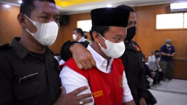 Condenan a muerte a profesor de Indonesia por violar a 13 estudiantes