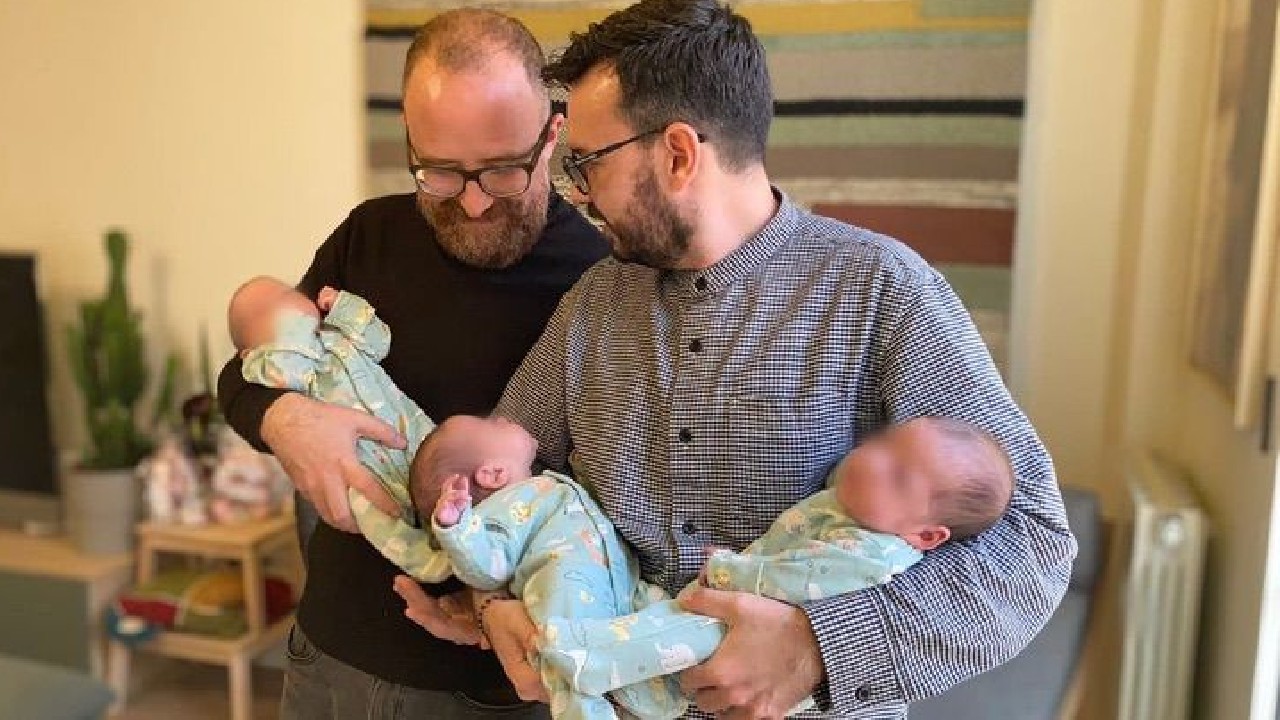Pareja gay logra adoptar trillizos 15 meses después de iniciar trámites de adopción. Un sueño por fin cumplido