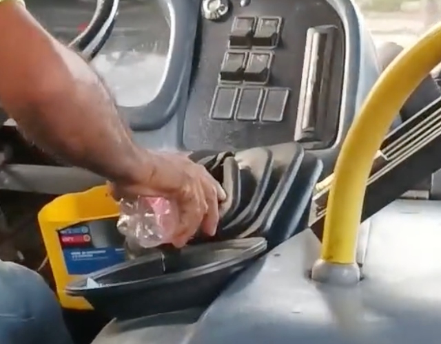 Hay talento solo falta apoyarlo: Chofer utiliza una botella como palanca de su micro