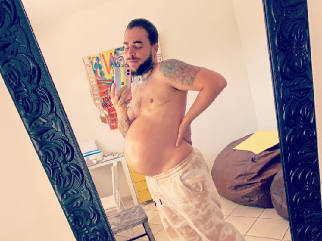 Hombre trans revela el difícil proceso de quedar embarazado: "quería ser padre, pero no quería tener un hijo"