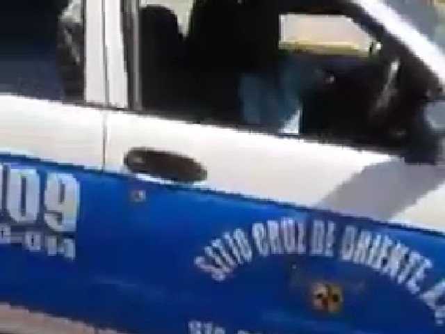 Oaxaca: "Luego dicen que por qué las matan"; taxista amenaza a pasajera y lo arrestan (VIDEO)
