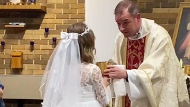 Niña de 7 años bebió sin parar del vino de su primera comunión. El sacerdote intentó frenarla