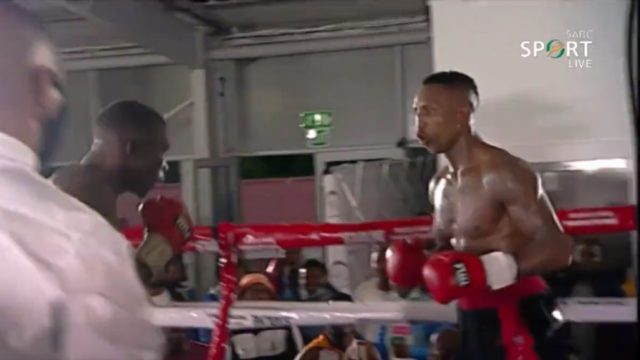 Boxeador pierde el sentido de orientación y sigue peleando sin tener a nadie enfrente: VIDEO