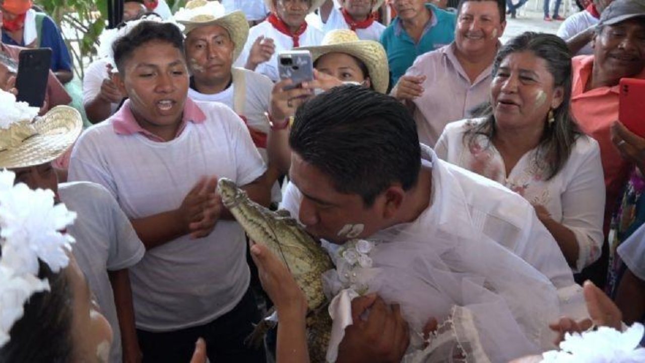 Alcalde en Oaxaca se casa con un lagarto; hasta le pusieron velo y vestido