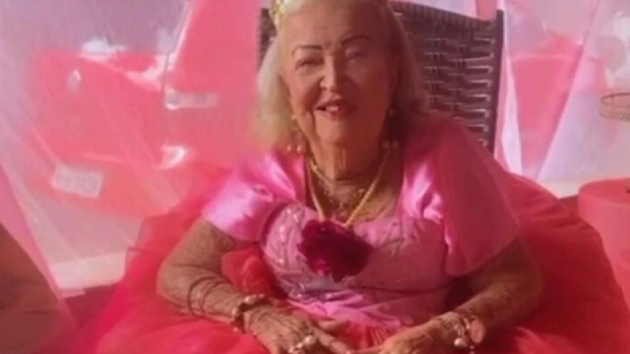 Mujer Vivió en la calle y a los 87 festejó por primera vez su cumpleaños: “Vestida de princesa, como lo soñó”