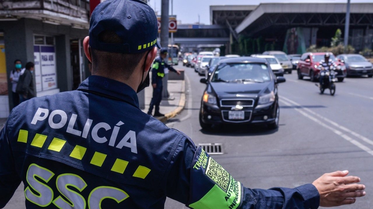 Detienen a conductor por manejar sin cinturón y descubren medio millón de pesos ocultos en su auto