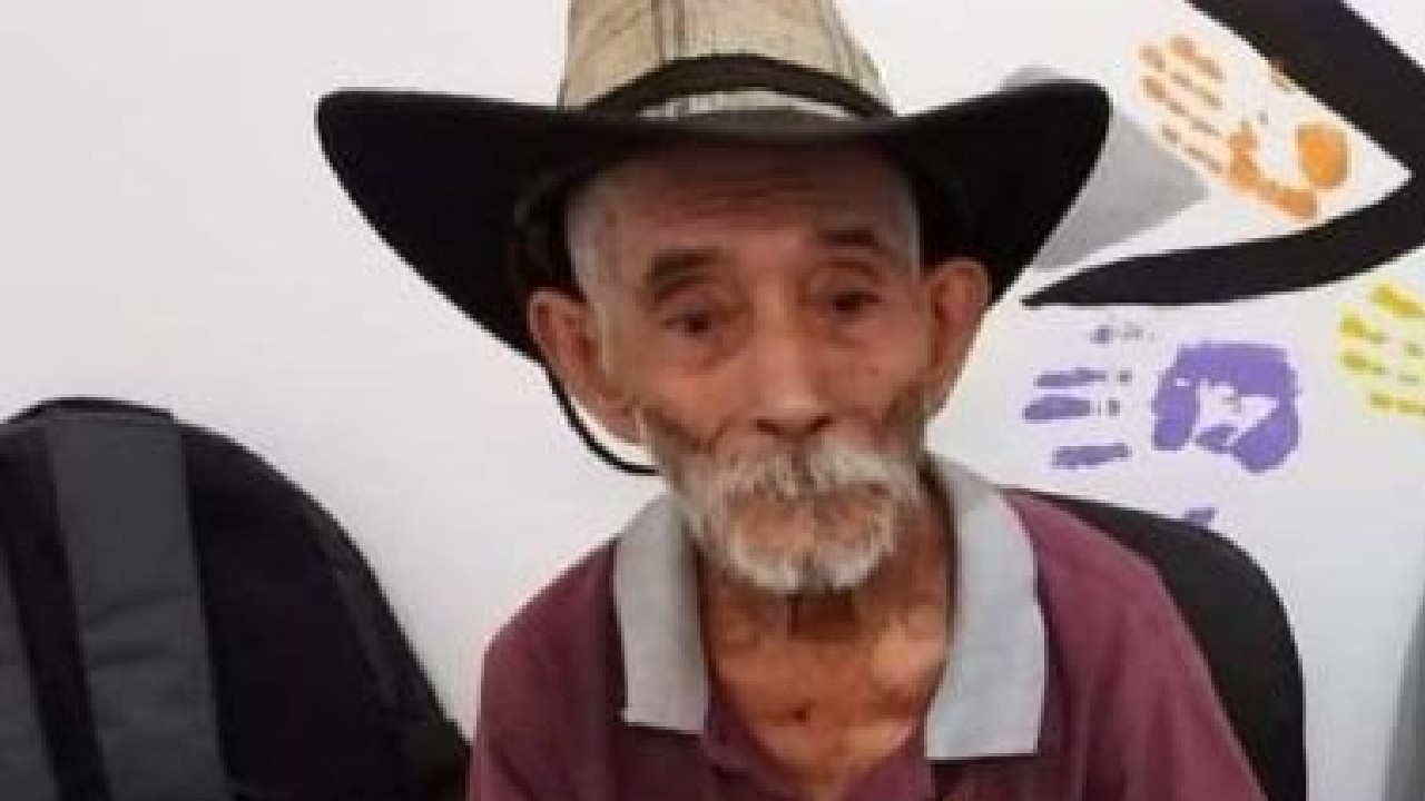Familia adopta abuelito de 93 años que vivía en la calle