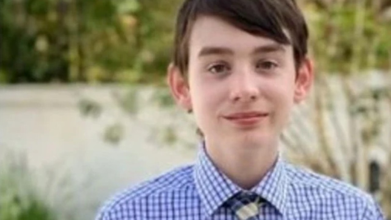 La imagen que emociona al mundo: un adolescente de 15 años sabe que morirá de cáncer y consuela a su hermano pequeño
