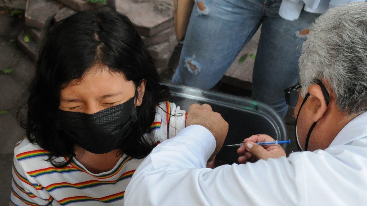 Niñas de 13 y 14 años serán vacunadas contra el VPH en México