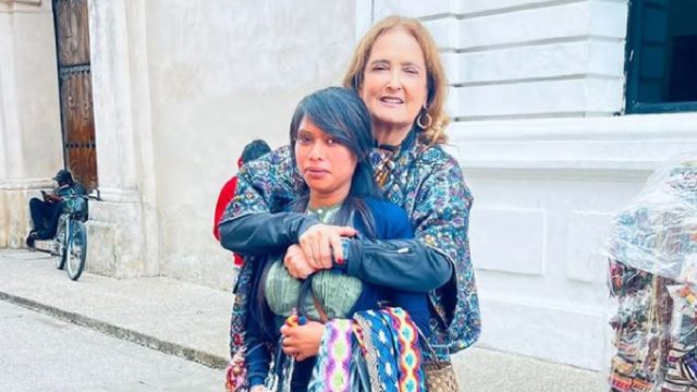 Patricia Armendáriz publica foto con mujer indígena y en redes no la perdonan