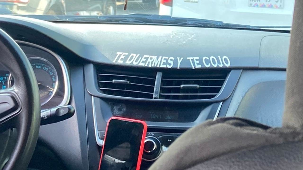 "Te duermes y te coj*": Exhiben a taxista por letrero machista en su auto