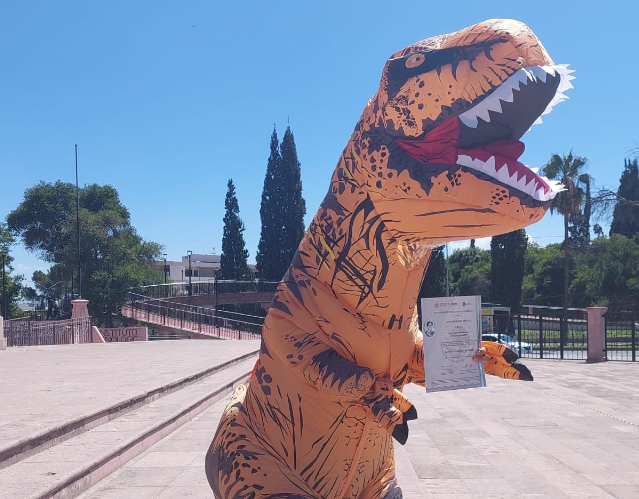 Todo un Dino-ingeniero: Joven de Coahuila recibe su título disfrazado de dinosaurio