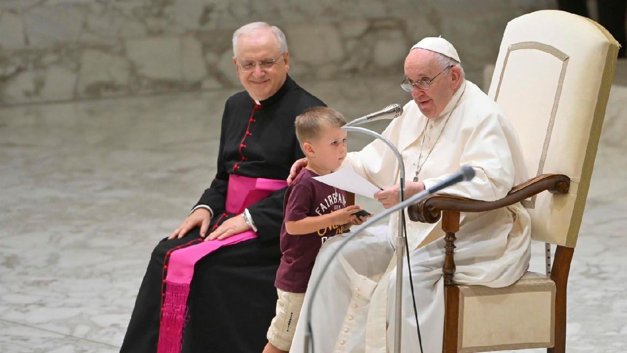 Insólita misa en el Vaticano: un nene sorprendió al Papa en plena catequesis y un guardia suizo se desmayó