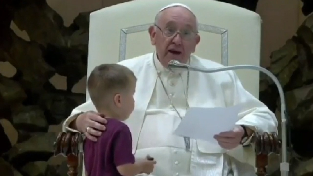 Insólita misa en el Vaticano: un nene sorprendió al Papa en plena catequesis y un guardia suizo se desmayó