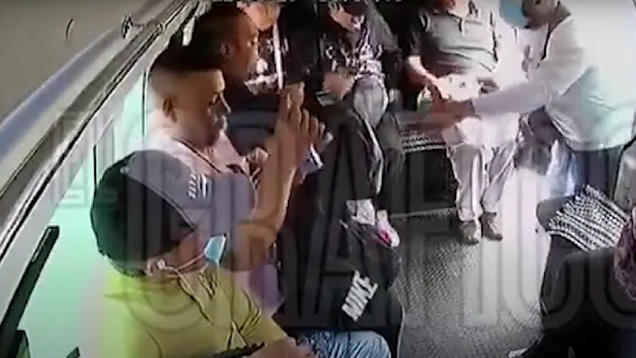 Asaltante de combi recibe mochilazo y queda registrado en video