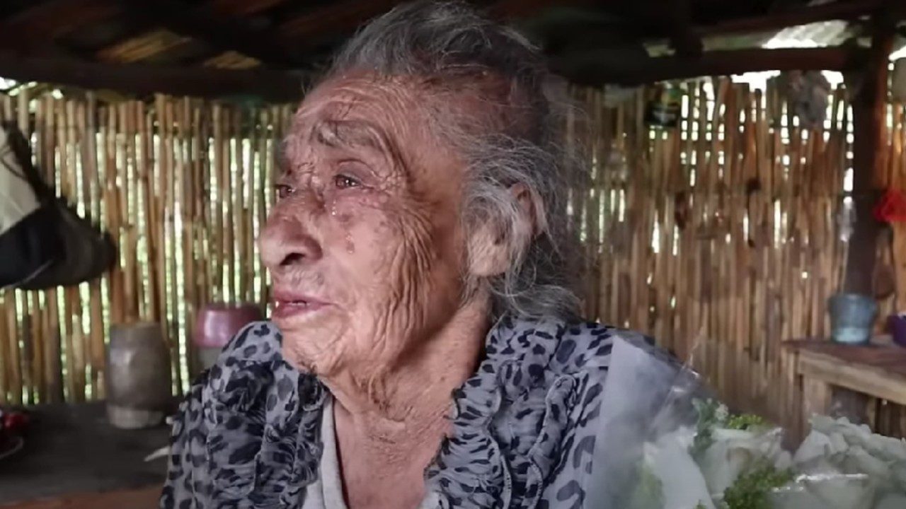 "Esta ancianita jugo con todos": Abuelita abandonada es acusada de mentirosa