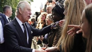 Acusan a Rey Carlos III de racista por no saludar a ciudadano afrodescendiente