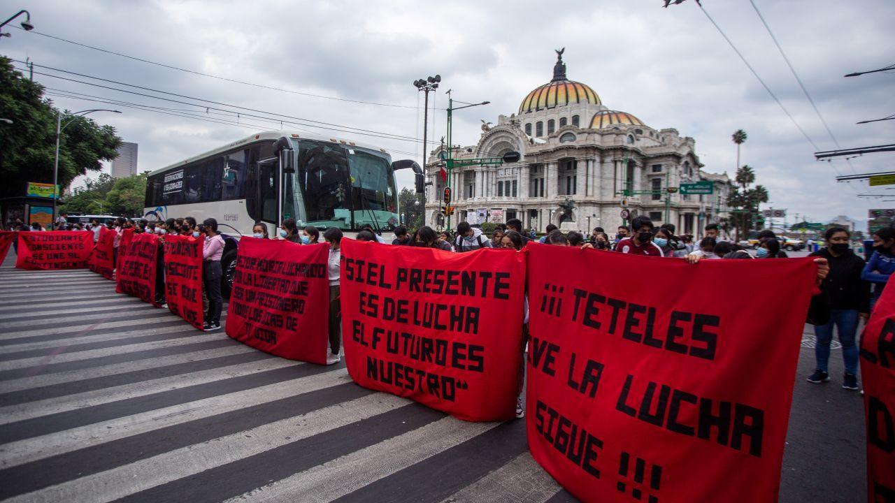 "Hay un cochinero en Michoacán": CNTE Intercepta a AMLO y exigen ser escuchados