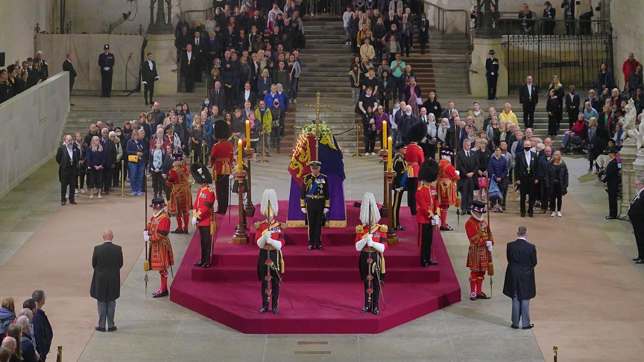 Hombre toca el féretro de la reina Isabel II y genera el caos en el funeral