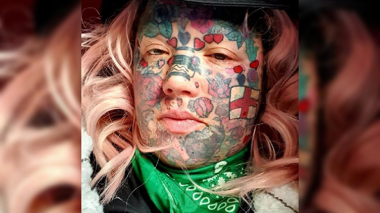 En Reino Unido, mamá acusa que no le dan trabajo por sus tatuajes