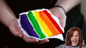 ¡No soportó! Mujer intenta extorsionar a pastelería por venderle un "pastel para gays"