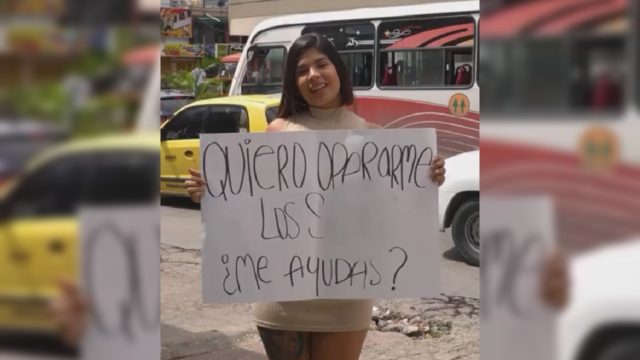 Mujer sale a las calles a pedir dinero para operarse los senos y se vuelve viral: “Usted no lo necesita”