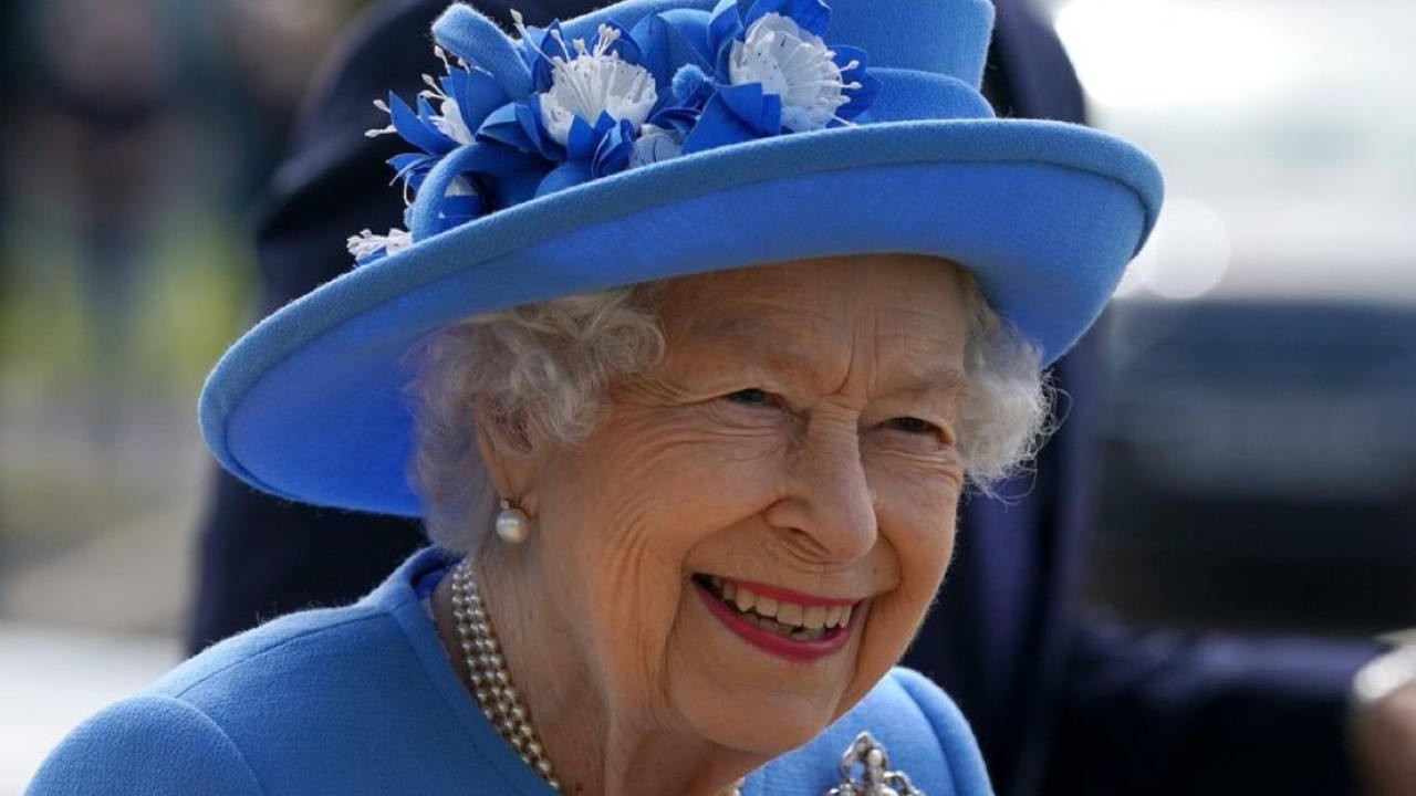 Quién sucederá el trono a la reina Isabel II y qué pasará con el príncipe Carlos