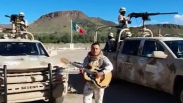 Video: Militar compone corrido a sus compañeros que detuvieron a 'El Duranguillo'