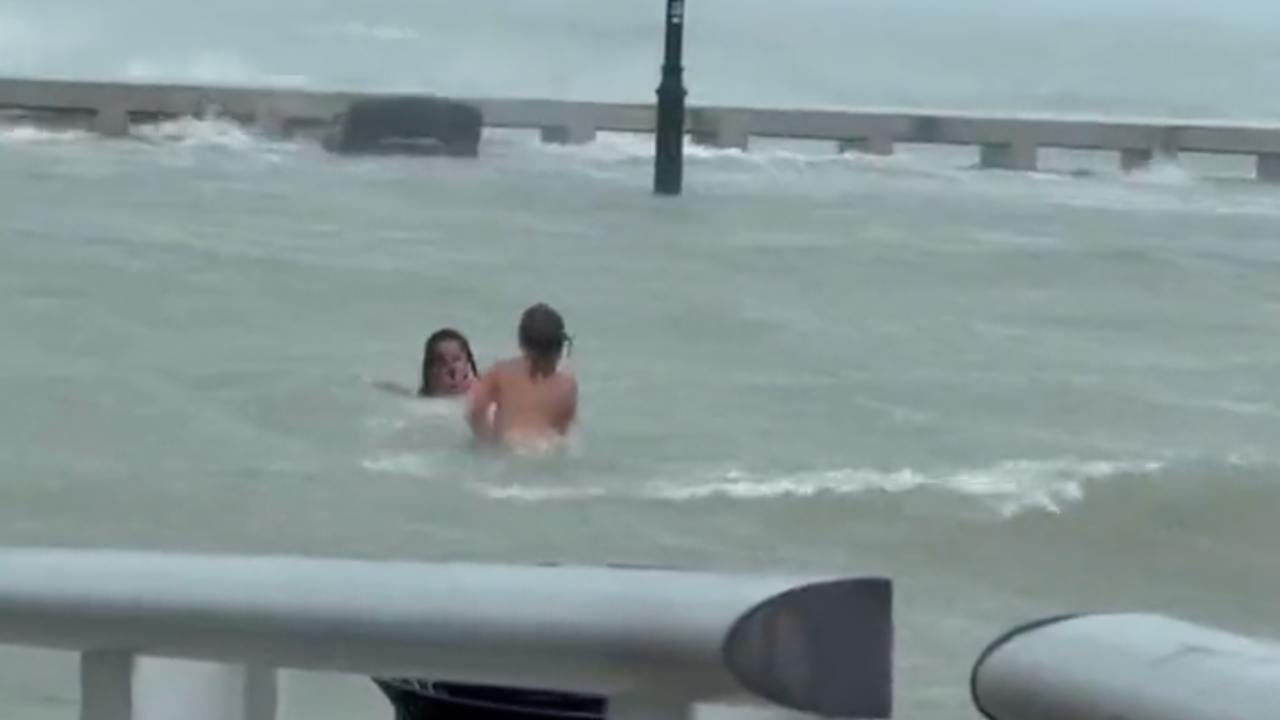 Video: Niños nadan en el mar antes de que huracán "Ian" toque tierra