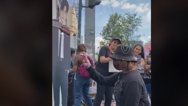 Una chica le propone matrimonio a una figura de cartón de un integrante de la banda BTS en Monterrey Nuevo León y el video se hace viral.