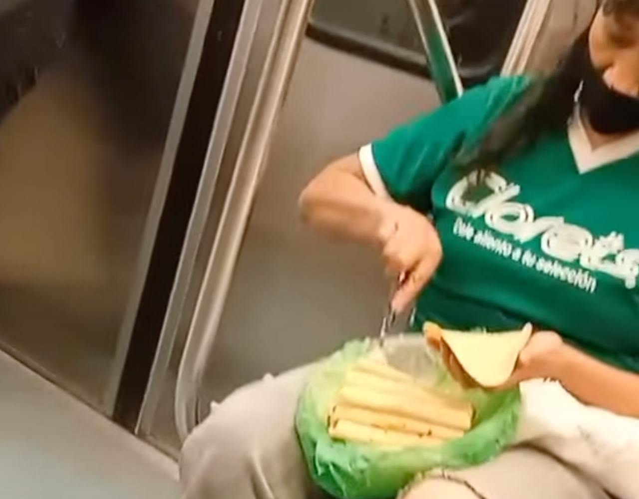 ¿Cuántos van a querer?: Graban a mujer preparando tacos de papa dentro del Metro