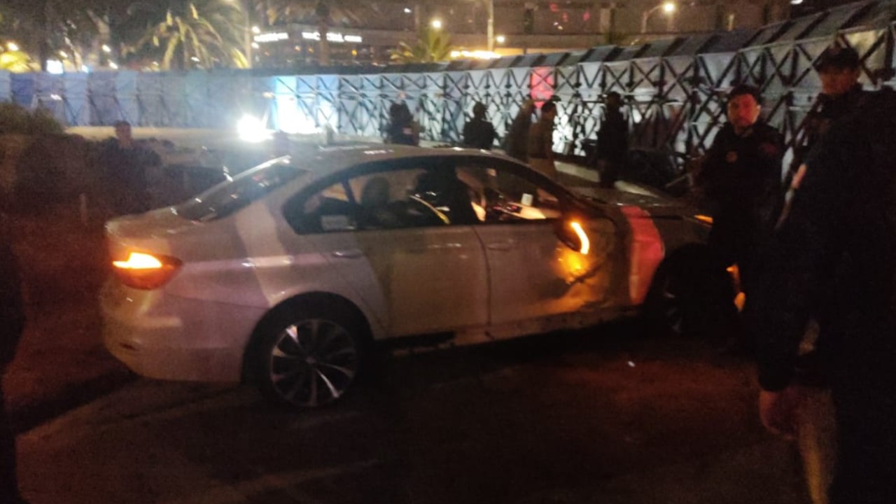¡Háganle una limpia!: Automóvil choca contra el ahuehuete en Reforma