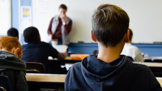 "Eso es de locos": Escuela pide a maestros usar pronombres neutros y recibe criticas