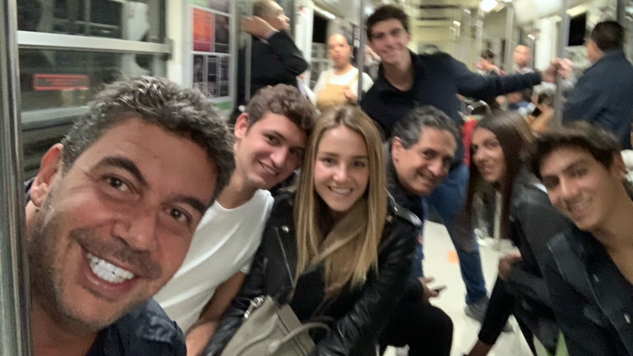 Johanna Slim y Arturo Elías Ayub 'cumplen con tarea del Tec' y viajan en el Metro