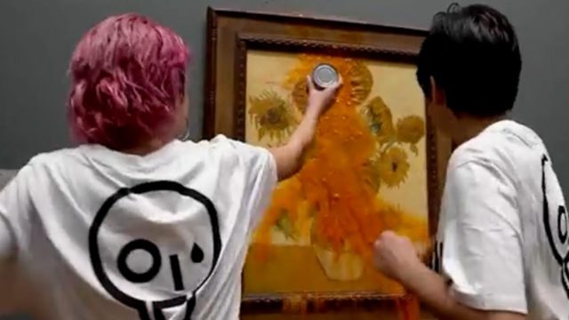 Manifestantes arrojan sopa de tomate en pintura de Van Gogh