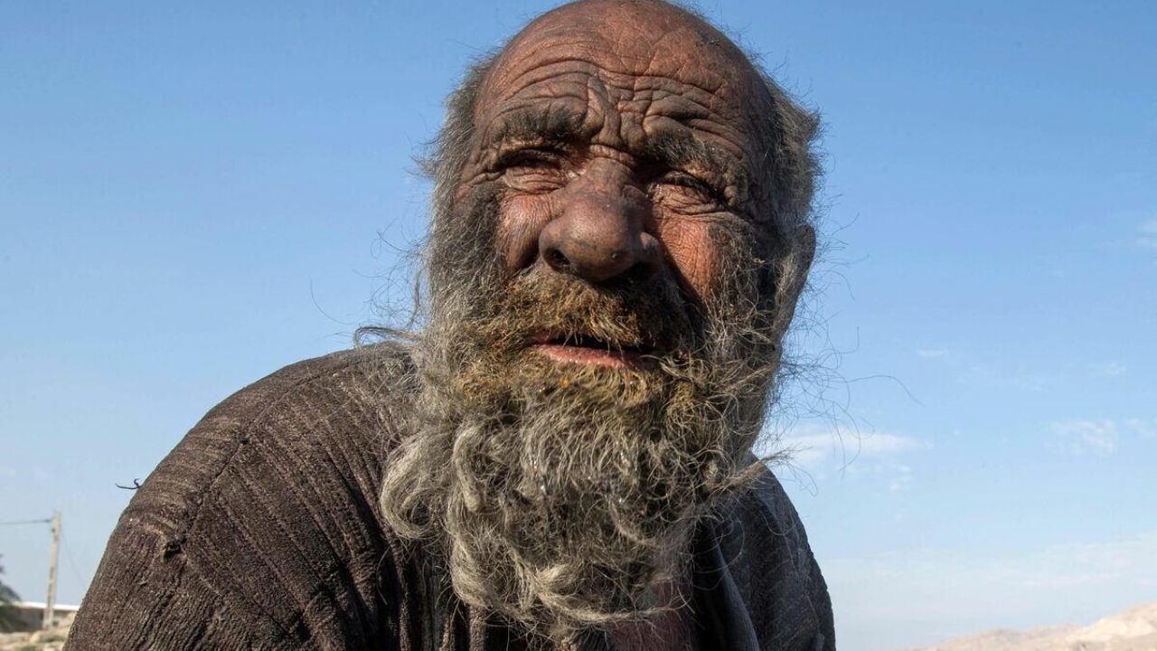 Muere el hombre más sucio del mundo; no se bañó en casi 70 años