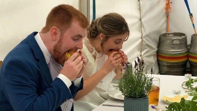Novia cambia banquete de lujo por hamburguesas para gastar menos en su boda. Resultó todo un éxito
