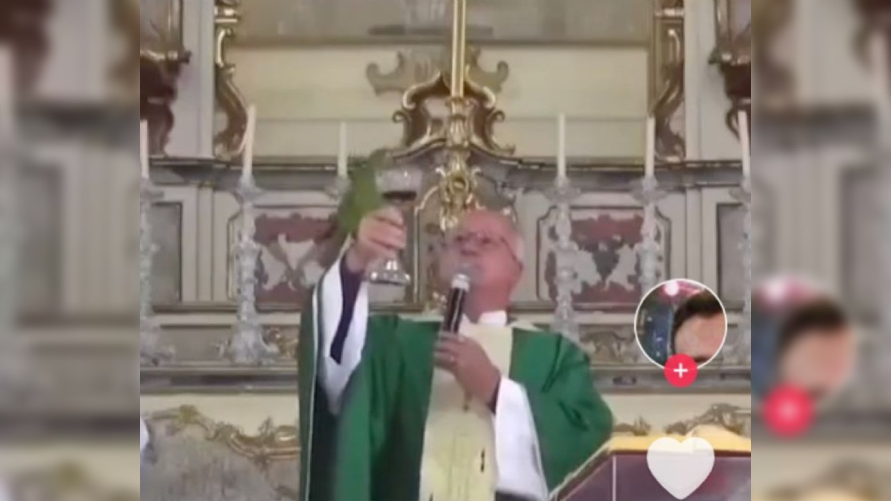 VIDEO: loro intenta beber vino de consagración en misa y padre hace todo para evitarlo