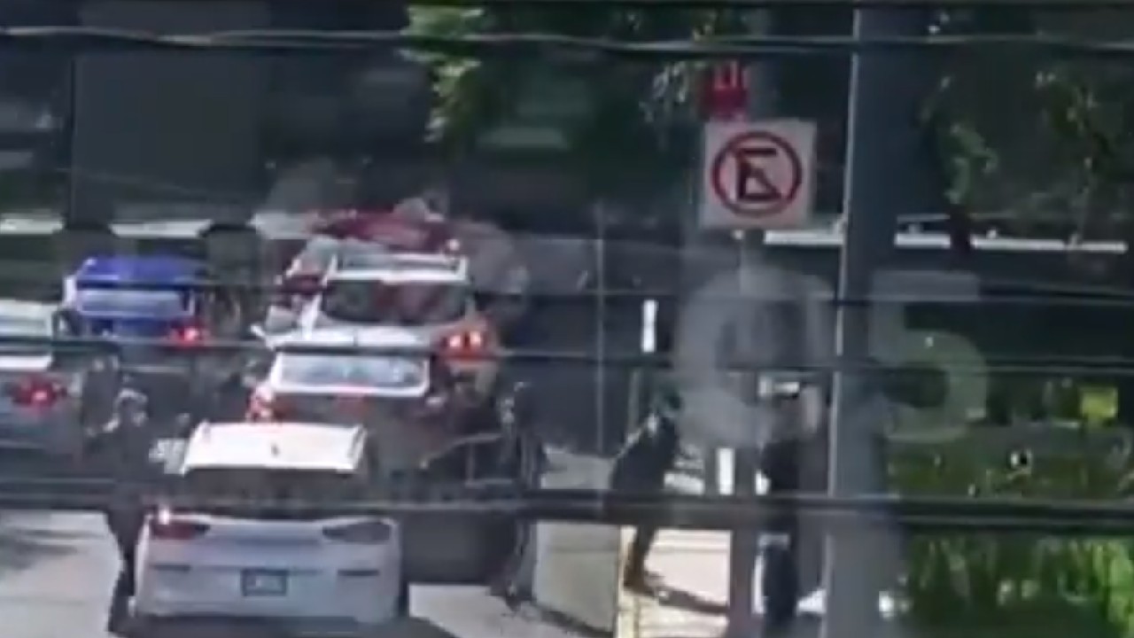 Policía en bici encara a banda, esquiva balazos y frustra robo | Video