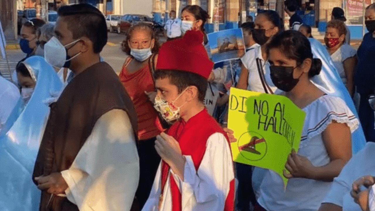 "Decido no contaminarme": Niños desfilan contra Halloween vestidos de santos en Veracruz