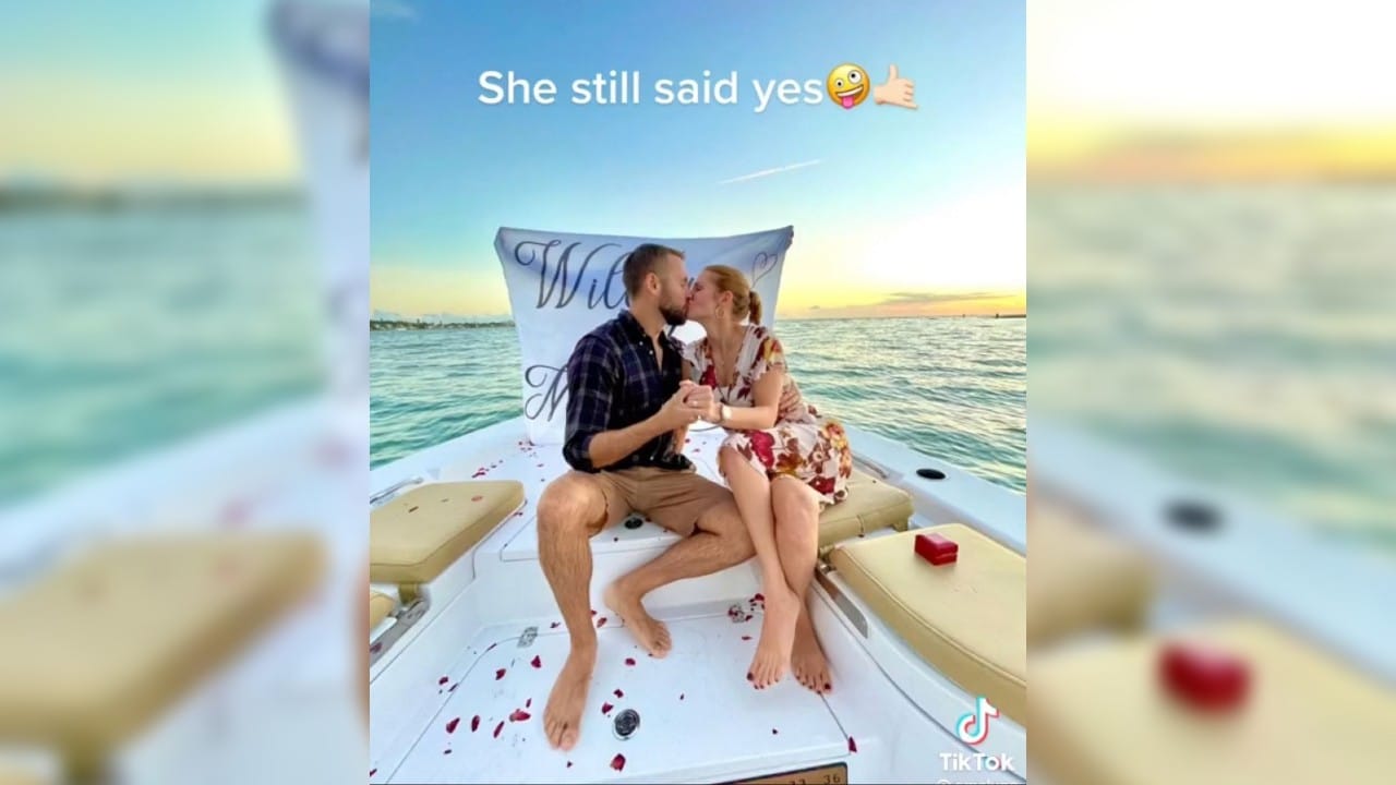 ¡Le ganaron los nervios! Hombre propone matrimonio en yate y el anillo cae al mar