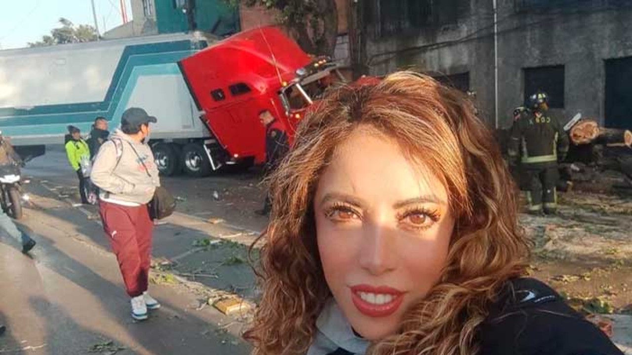 Tunden a reportera por selfie tras accidente de tráiler; "no hay tragedia", responde