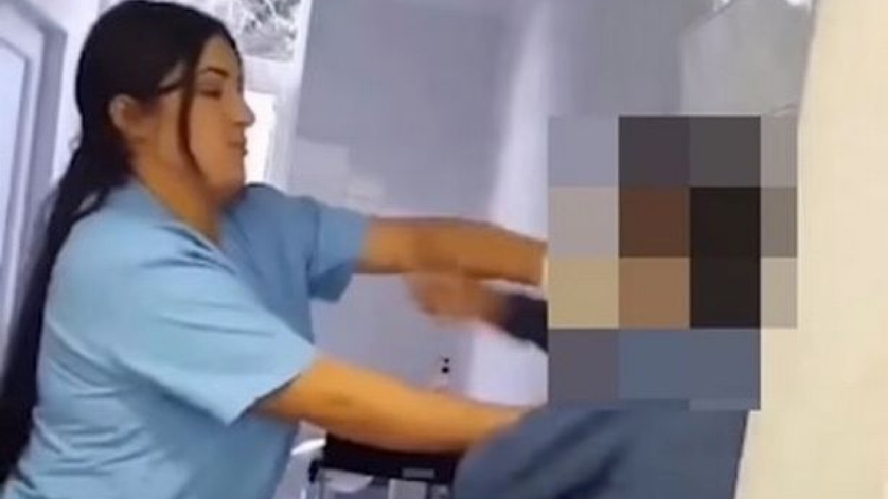Un video enfermizo muestra a un jubilado abofeteado por el cuidador mientras un colega se ríe