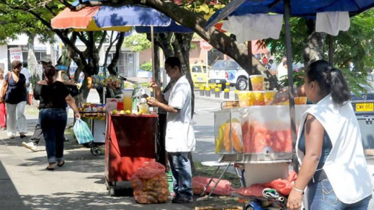"Gano 3 mil pesos al día": Vendedores ambulantes ganan más que un profesionista