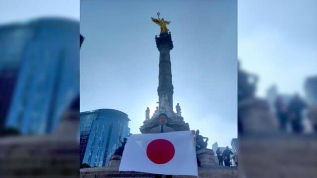 Embajador de Japón en México festeja solito en el Ángel su triunfo en el Mundial